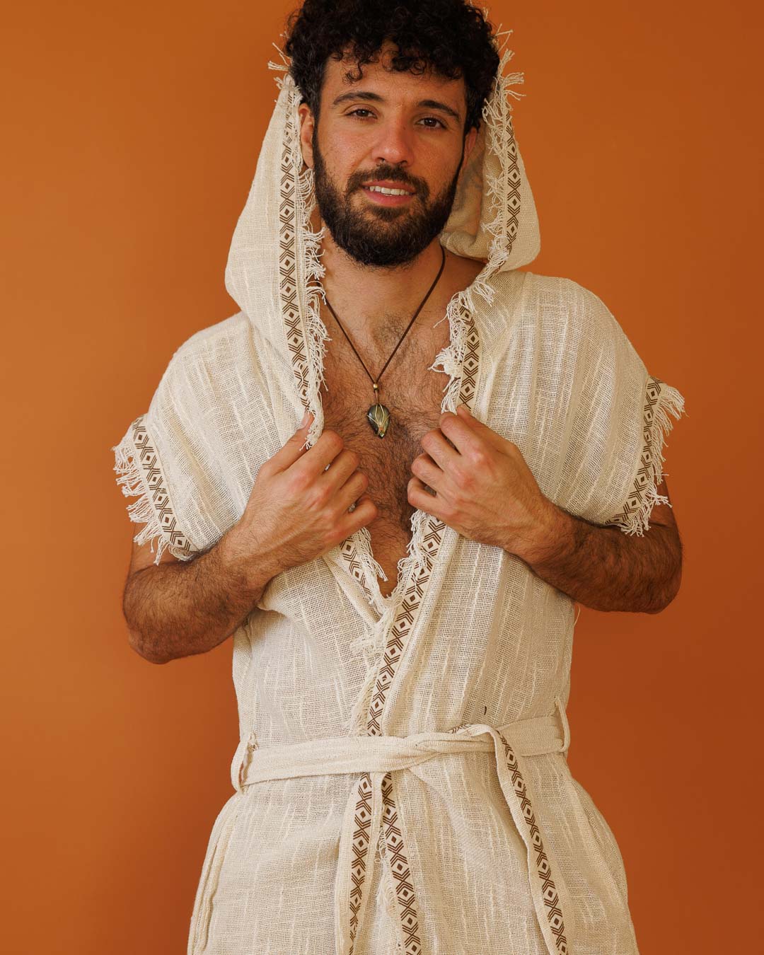 קימונו כותנה דקה קצר, מידי נטורל, עם קפוצון ועיטור גיאומטרי בשוליים לגבר