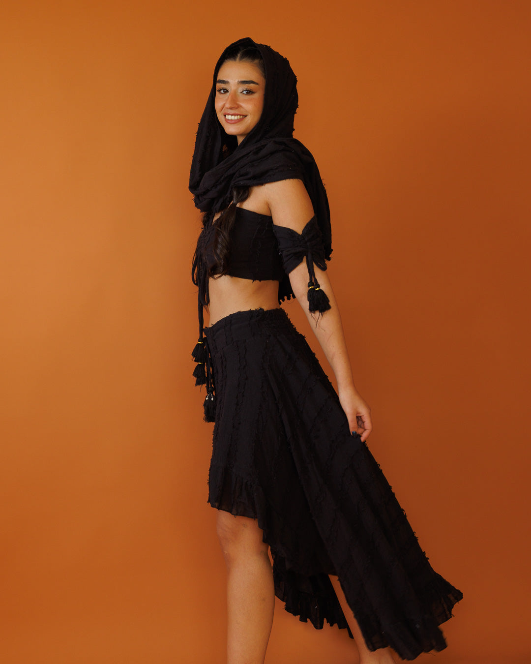 חצאית קצרה מלפנים עם כפתורים, כותנת פרנזים שחורה