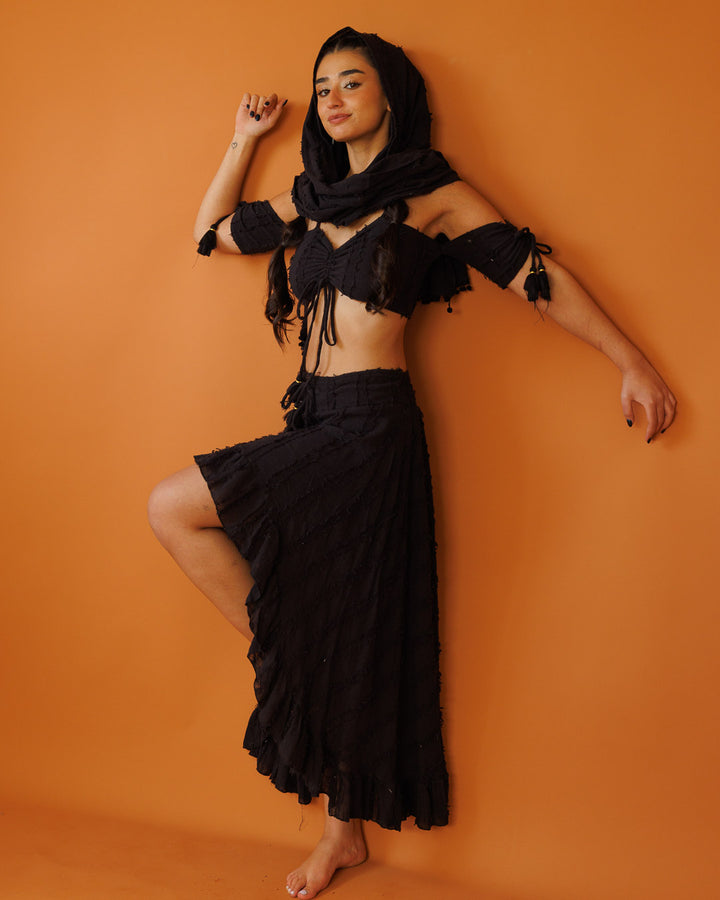 חצאית קצרה מלפנים עם כפתורים, כותנת פרנזים שחורה