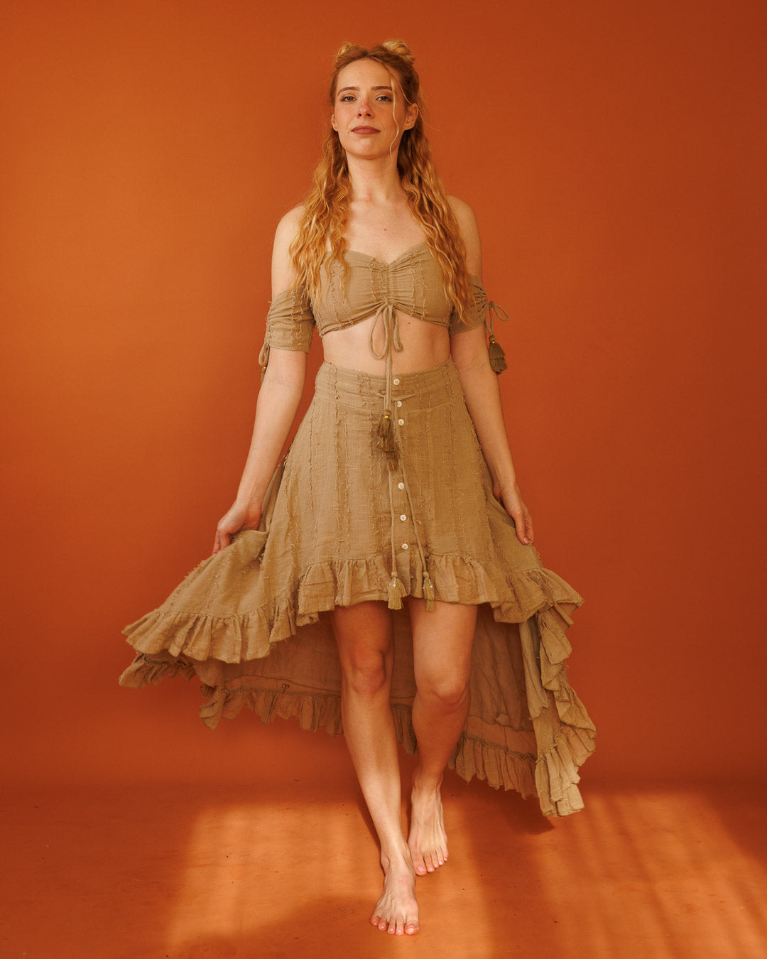 סט: טופ סוכריה עם שרוולים, כותנת פרנזים חאקי + חצאית קצרה מלפנים עם כפתורים, כותנת פרנזים חאקי