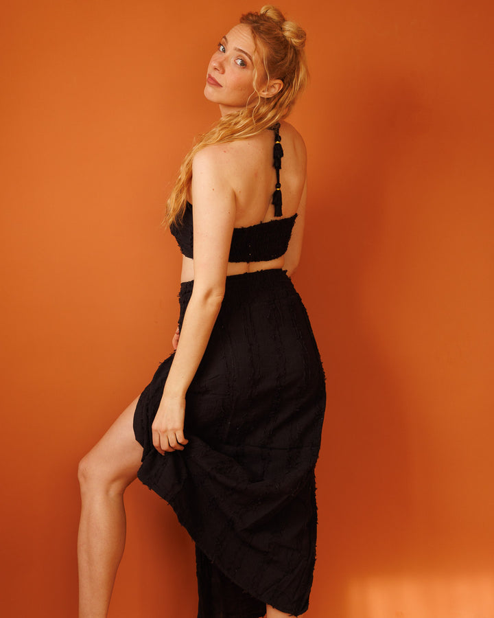 סט: טופ סוכריה סטרפלס + חצאית שסעים קדמיים, כותנת פרנזים שחורה