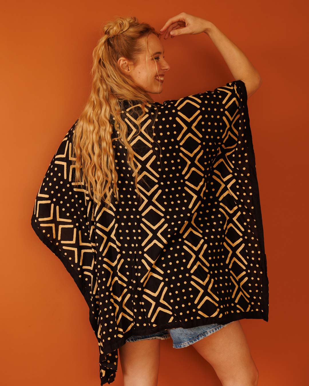 קימונו ויסקוז קצר, שרוול ארוך בהדפס שחור נקודות גאומטרית לאישה