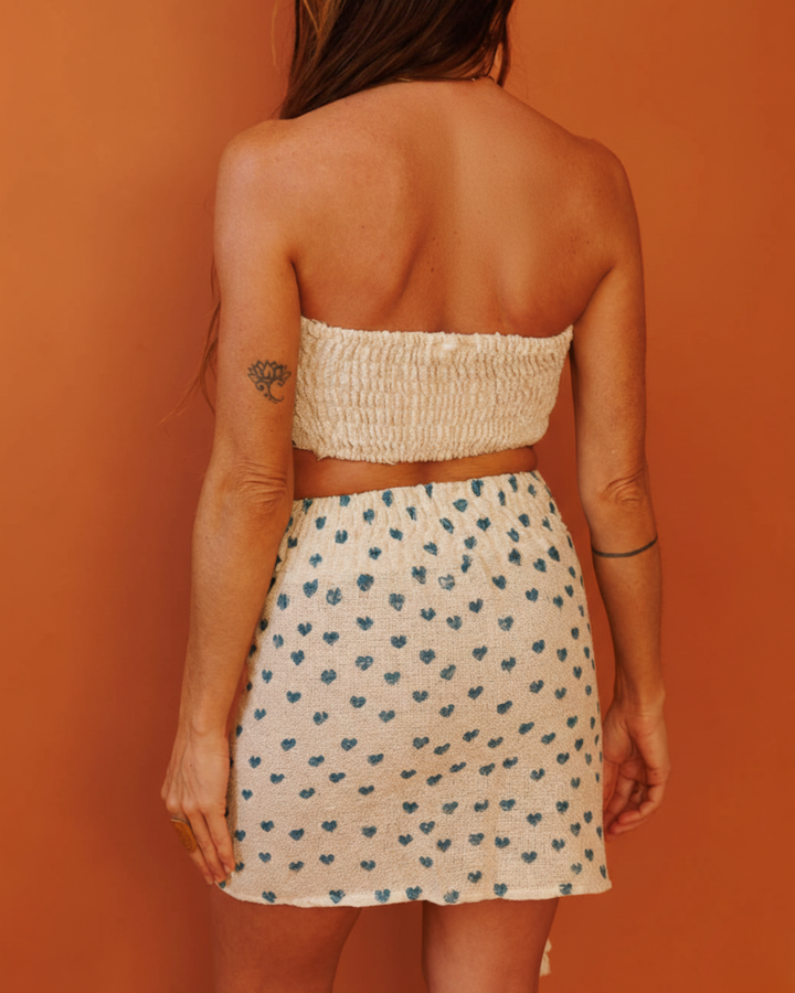 סט טופ סוכריה סטרפלס + וחצאית כותנת במבולה נטורל בהדפס לבבות כחולים חותמות עץ ידני