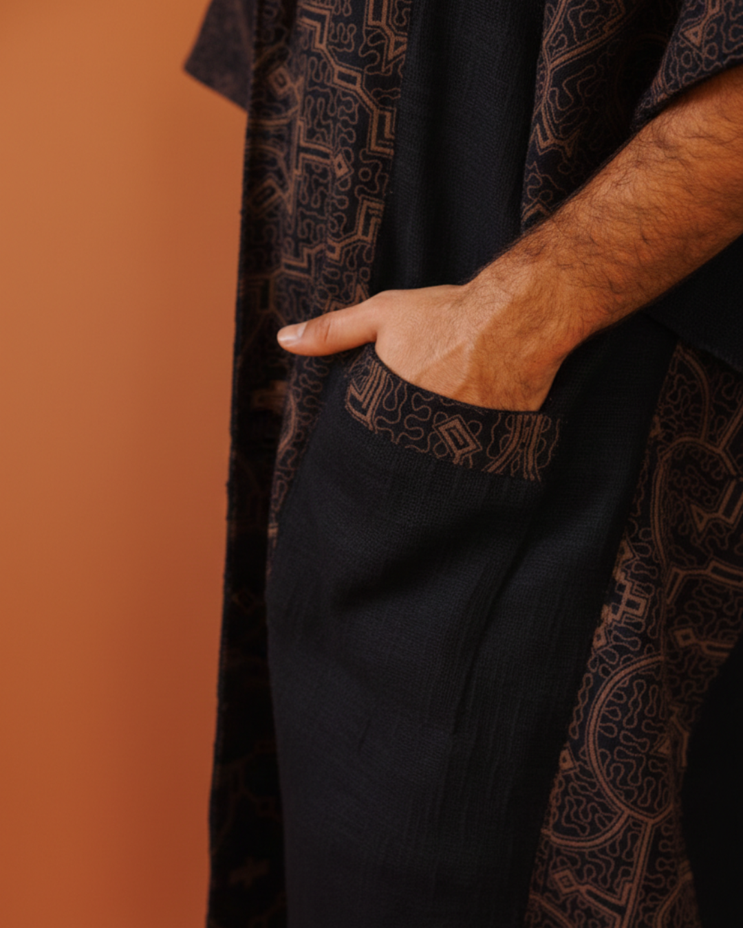 קימונו שחור שבטי עבה עם קפוצון ועיטור שיפיבו בשוליים לגבר