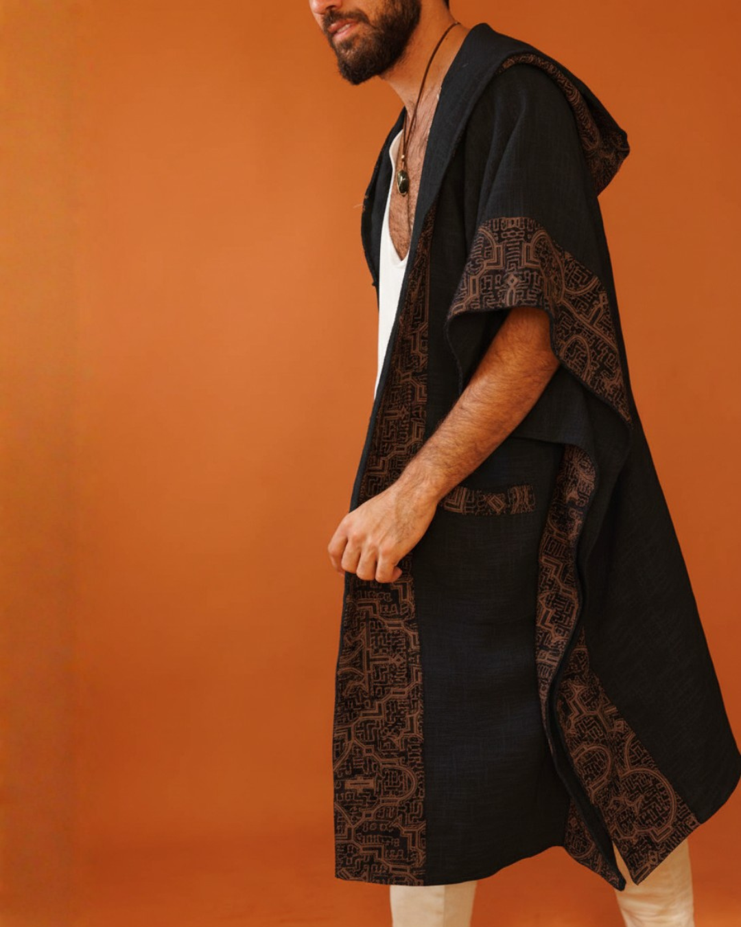 קימונו שחור שבטי עבה עם קפוצון ועיטור שיפיבו בשוליים לגבר