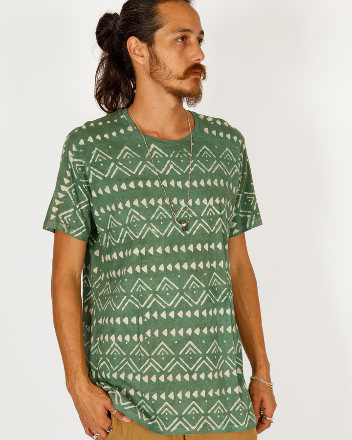 טישרט טאיי דאיי ובלוק פרינט לגבר -  פסים משולשים ירוק