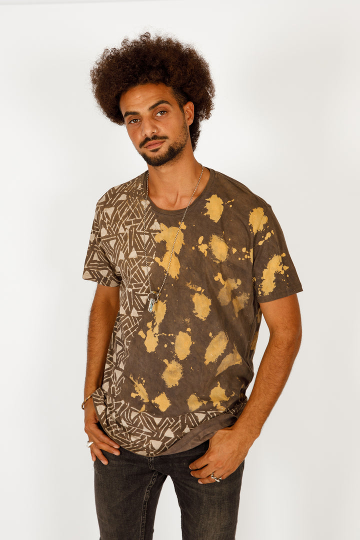 טישרט טאי דאי ובלוק פרינט חום לגבר - אלעדן