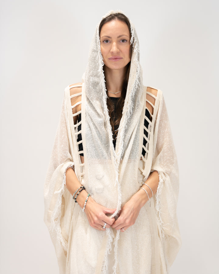 קימונו רשת לבן עם כובע לאישה