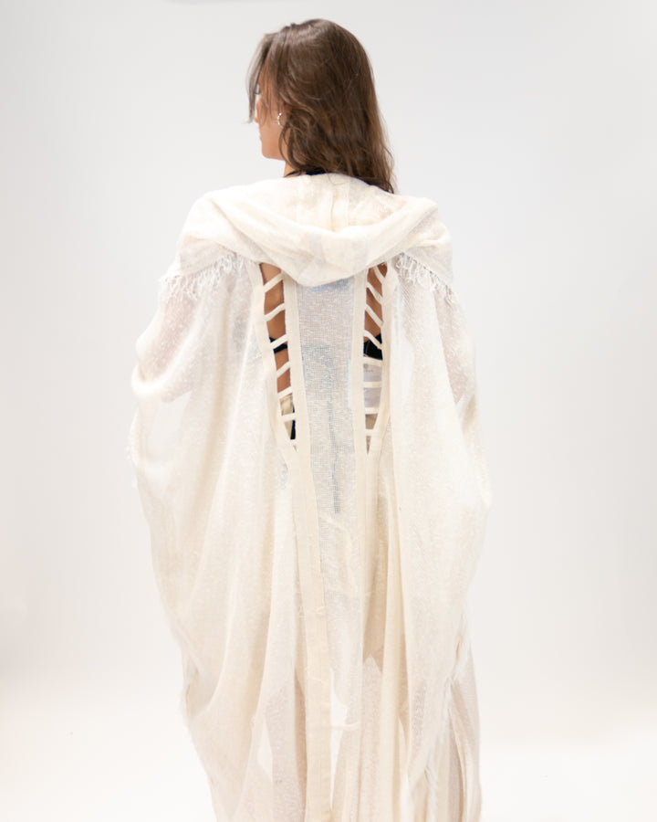 קימונו רשת לבן עם כובע לאישה