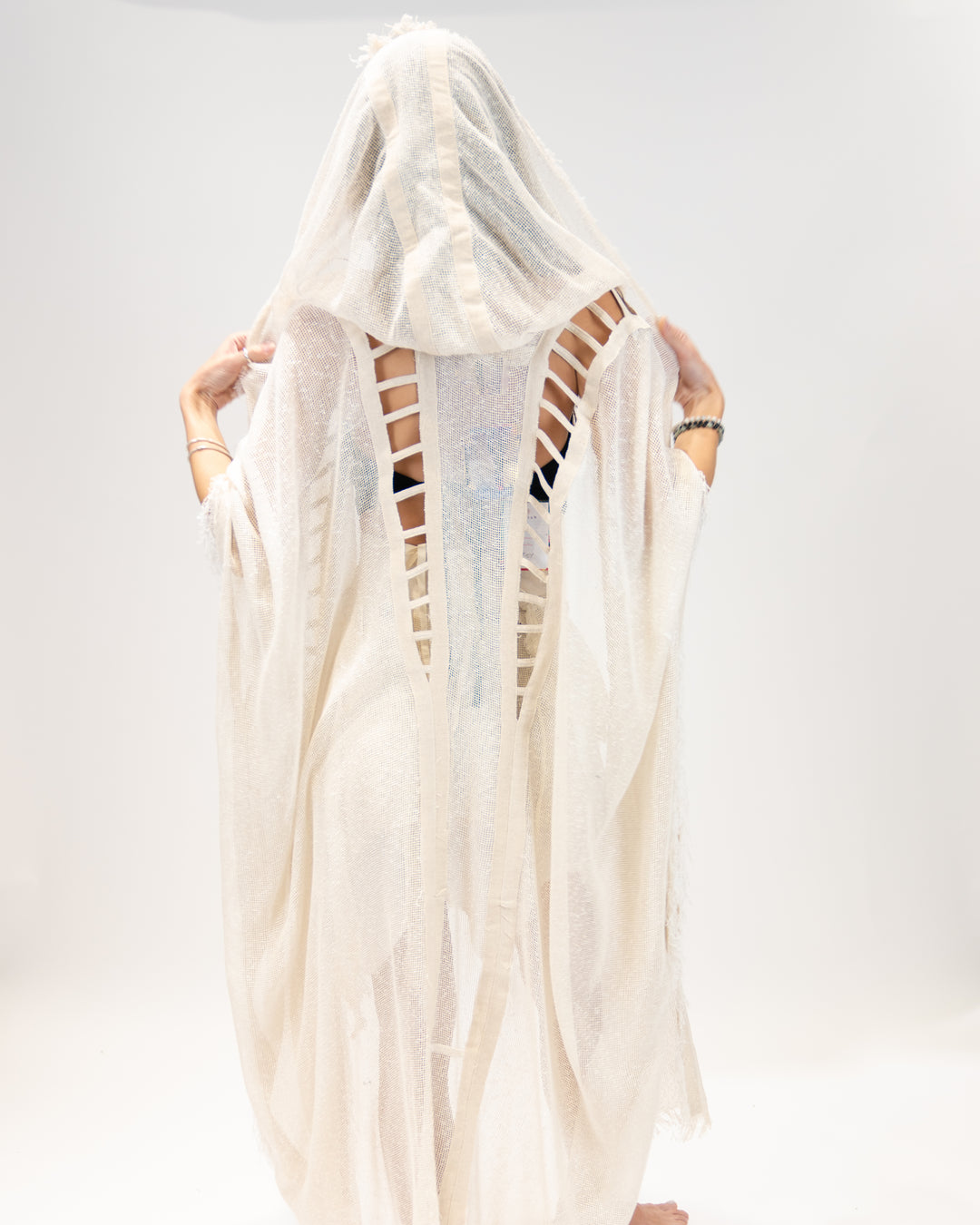 קימונו רשת לבן עם כובע לאישה