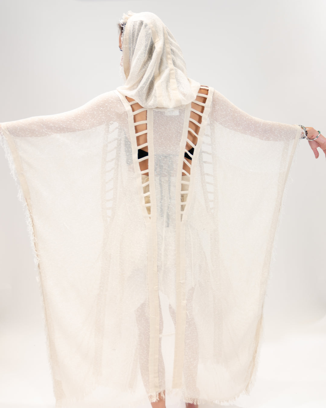 קימונו רשת לבן עם כובע לאישה