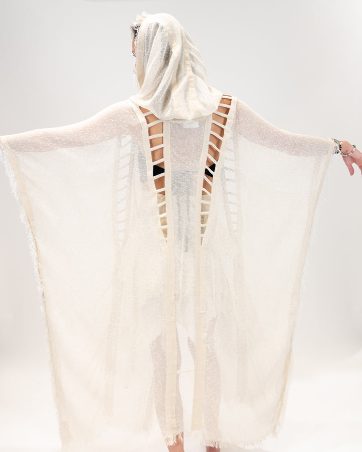 קימונו רשת לבן עם כובע לאישה