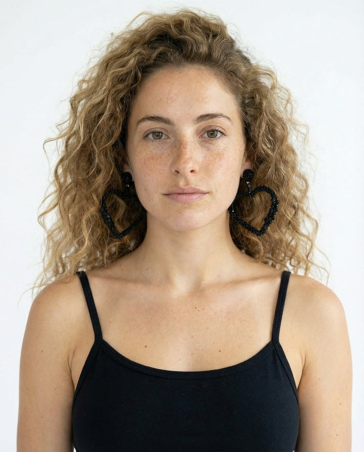 עגילי חרוזים - חישוק לב שחור