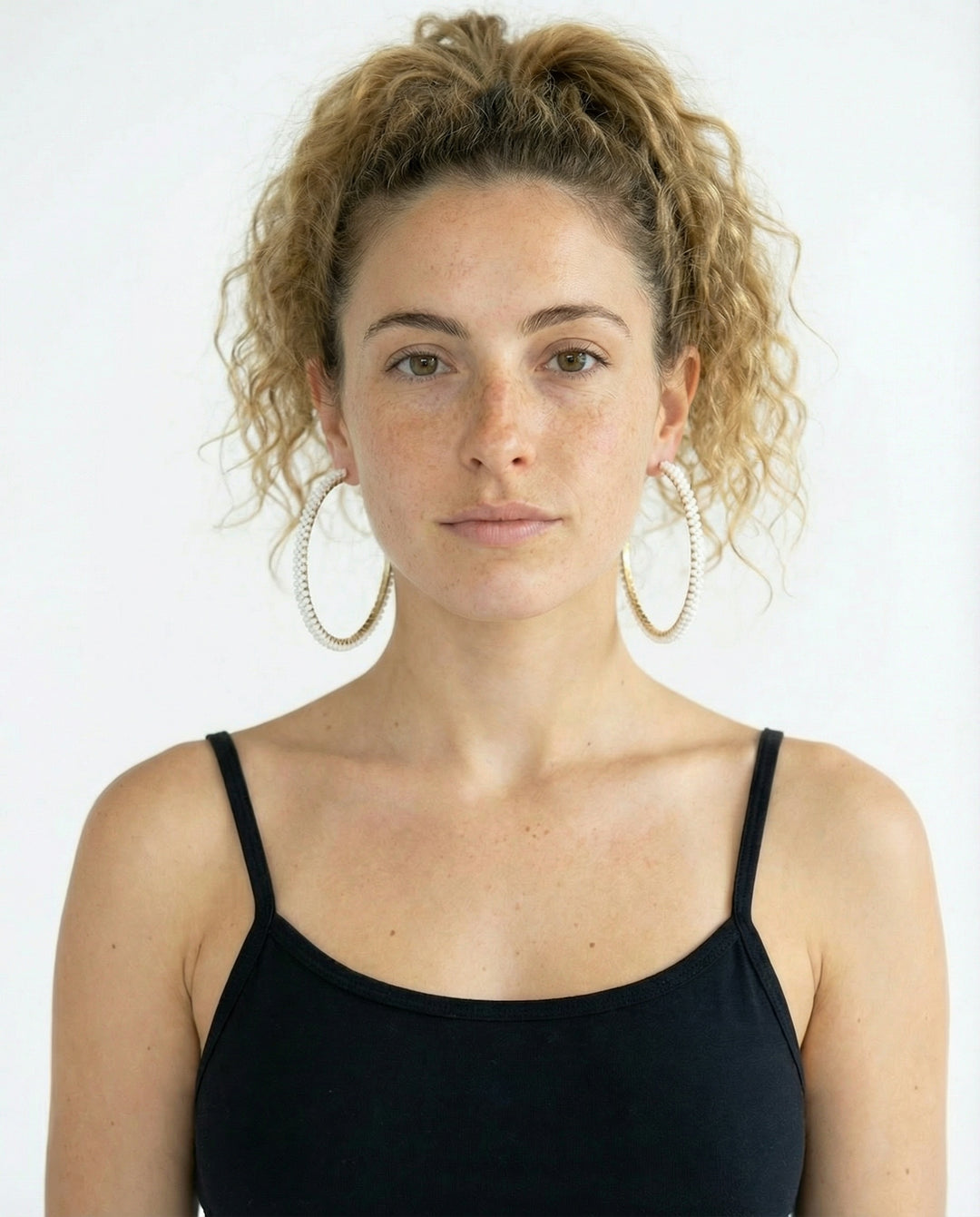 עגילי חרוזים - חישוק לבן גדול