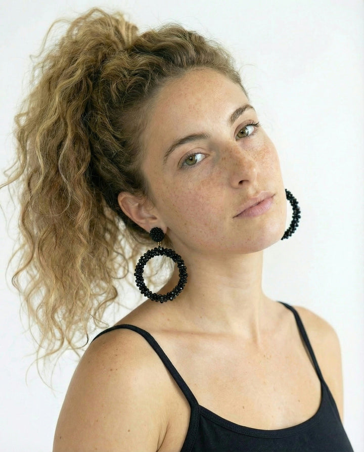 עגילי חרוזים - חישוק שחור קריסטלים