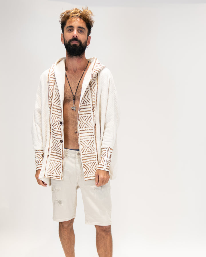 מעיל פיקה לבן עם חותמות וכובע לגבר