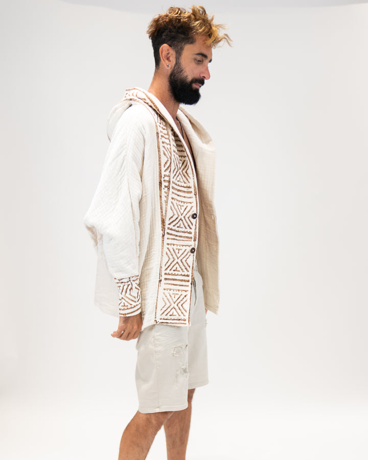 מעיל פיקה לבן עם חותמות וכובע לגבר