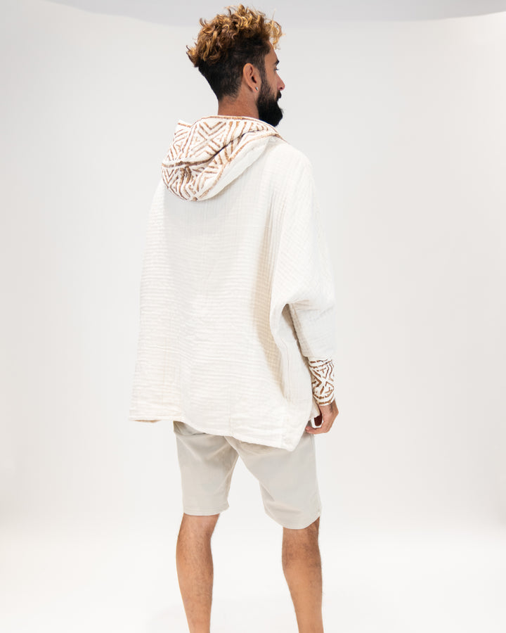 מעיל פיקה לבן עם חותמות וכובע לגבר