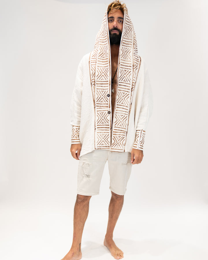 מעיל פיקה לבן עם חותמות וכובע לגבר