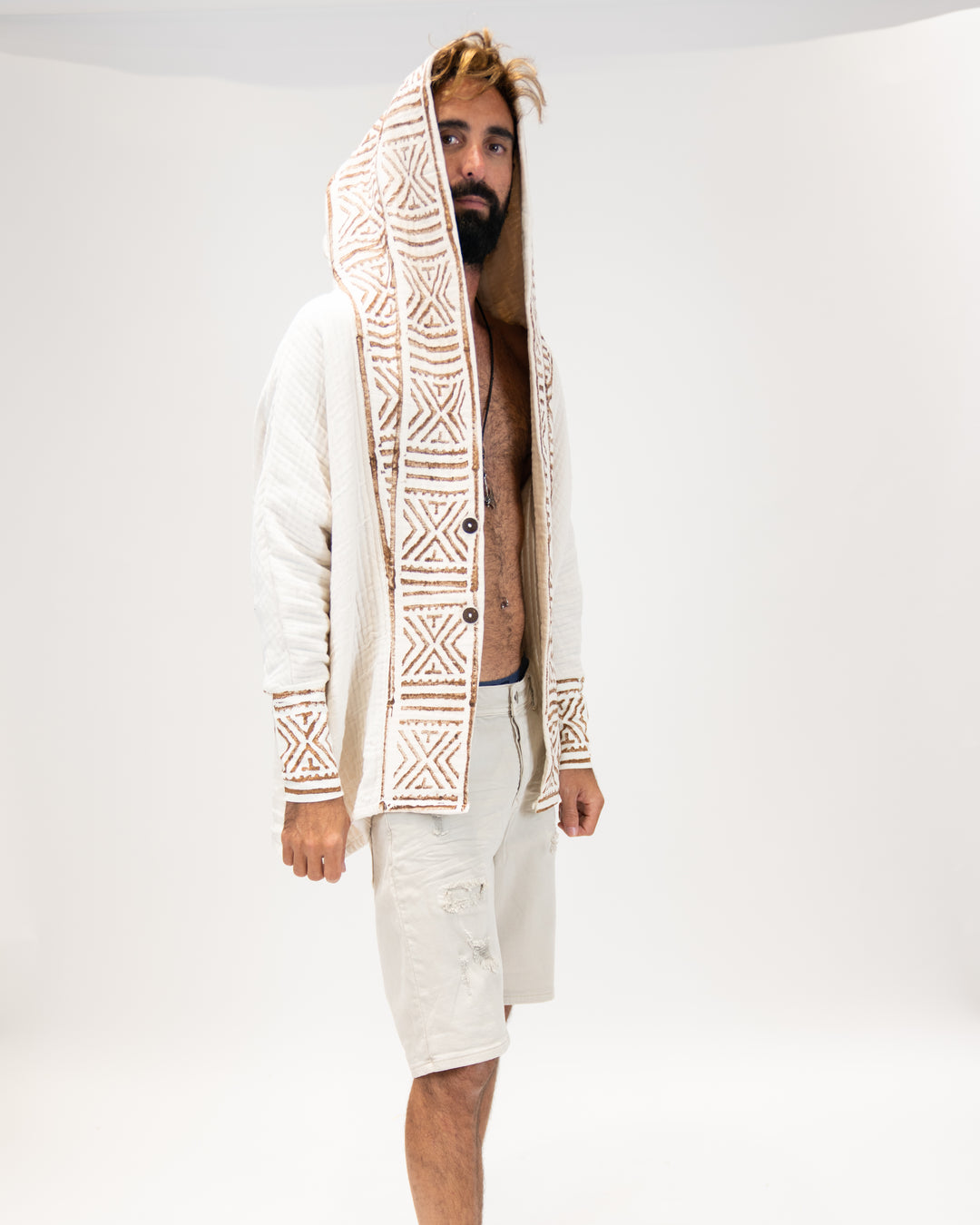 מעיל פיקה לבן עם חותמות וכובע לגבר