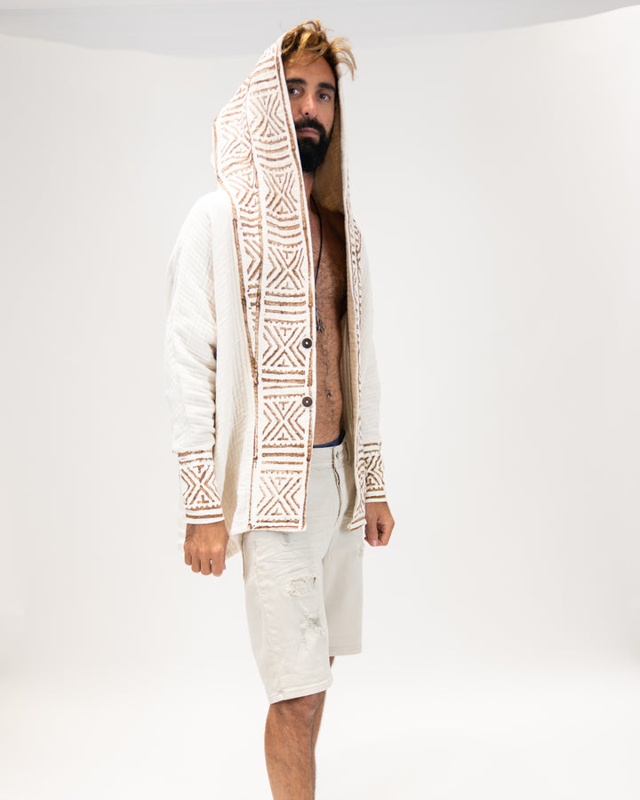 מעיל פיקה לבן עם חותמות וכובע לגבר