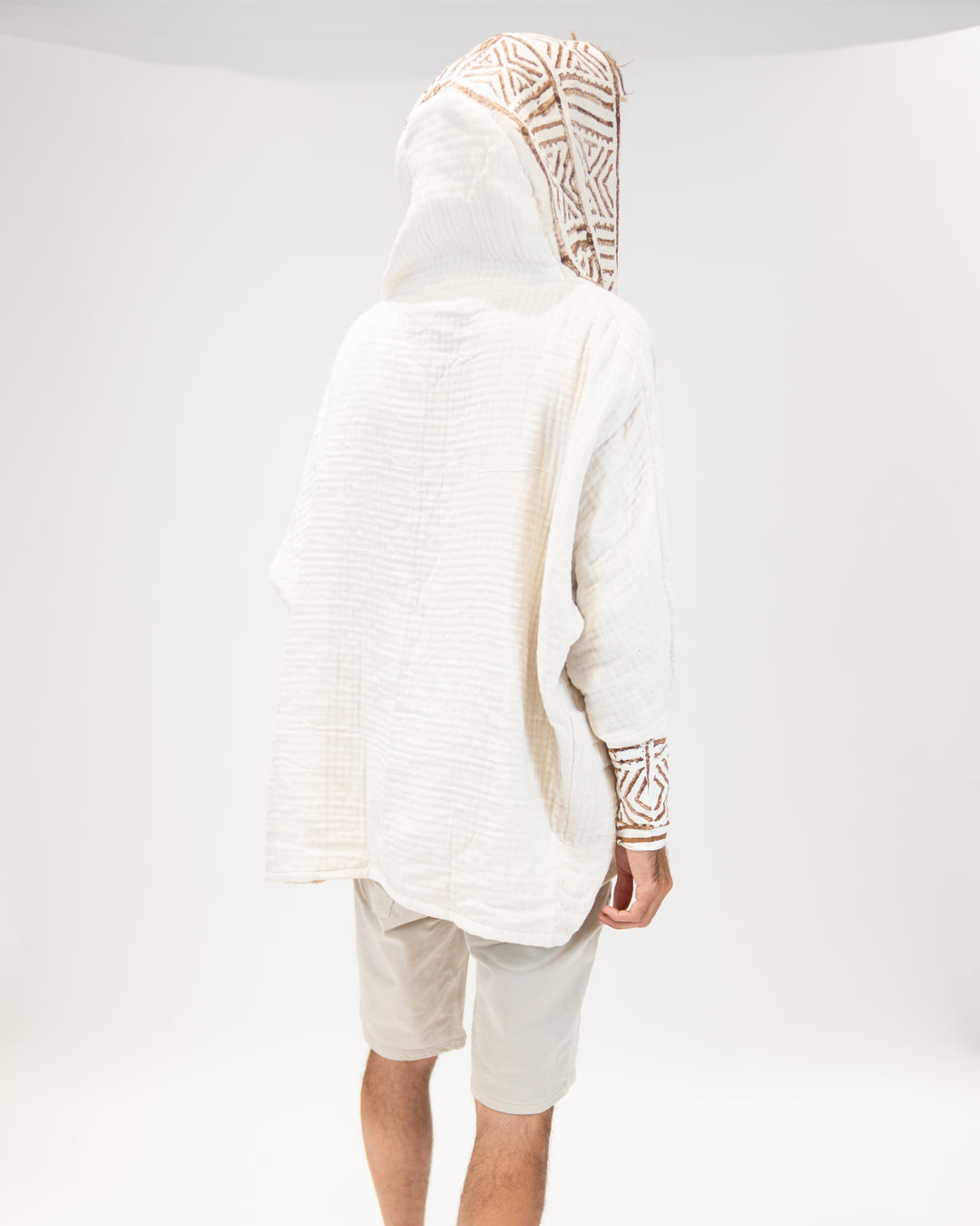 מעיל פיקה לבן עם חותמות וכובע לגבר