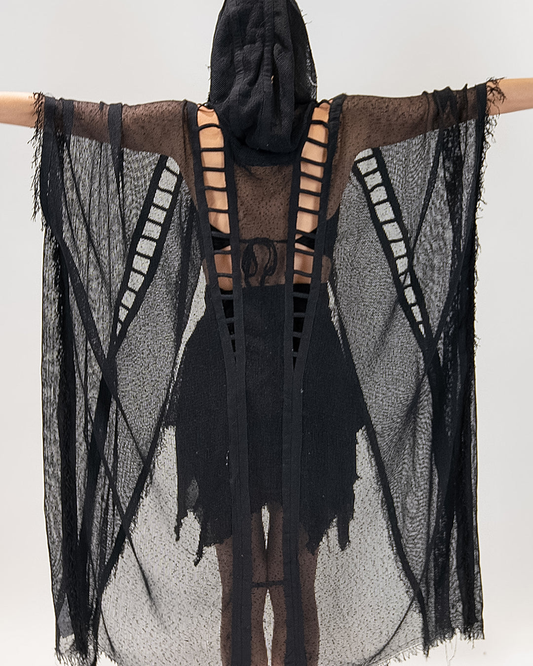 קימונו רשת שחור עם כובע לאישה