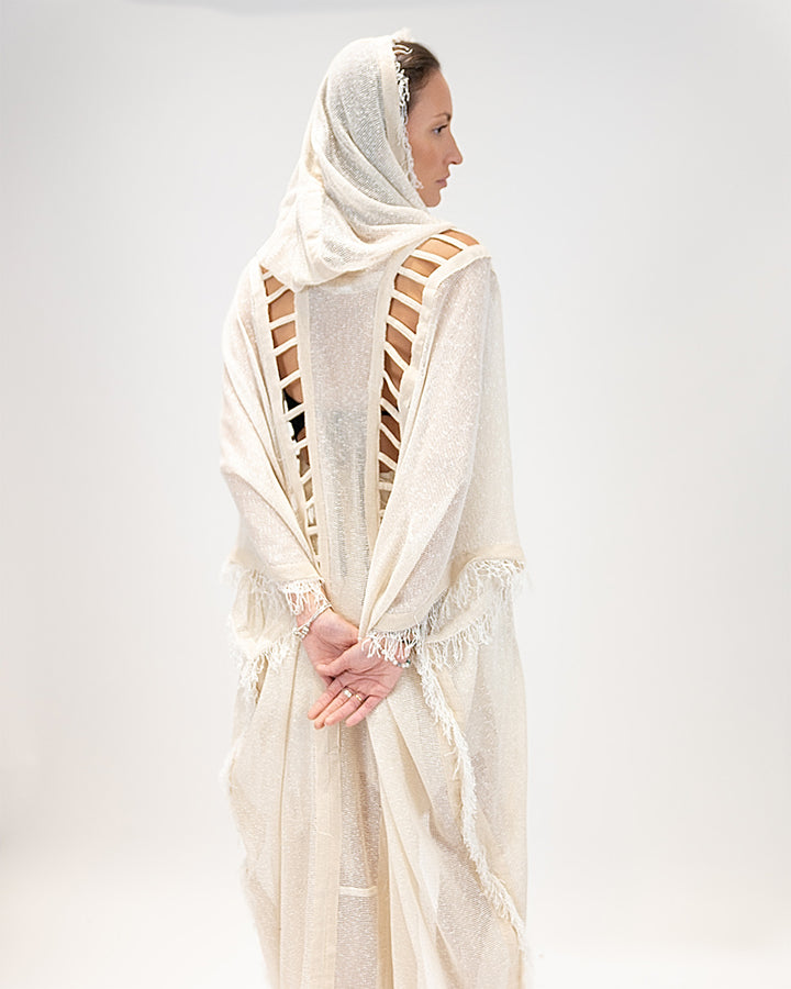 קימונו רשת לבן עם כובע לאישה