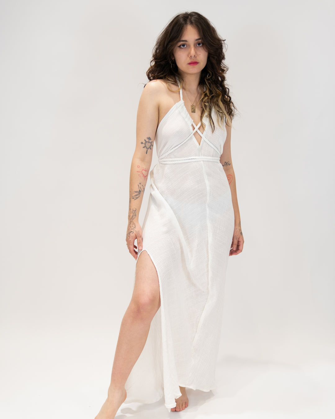 שמלת מקסי לבנה צמות, ללא שרוול